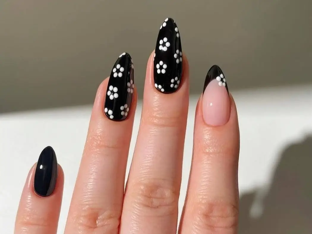 Cute flower nail designs thumbnail: black and white daisies and French tip